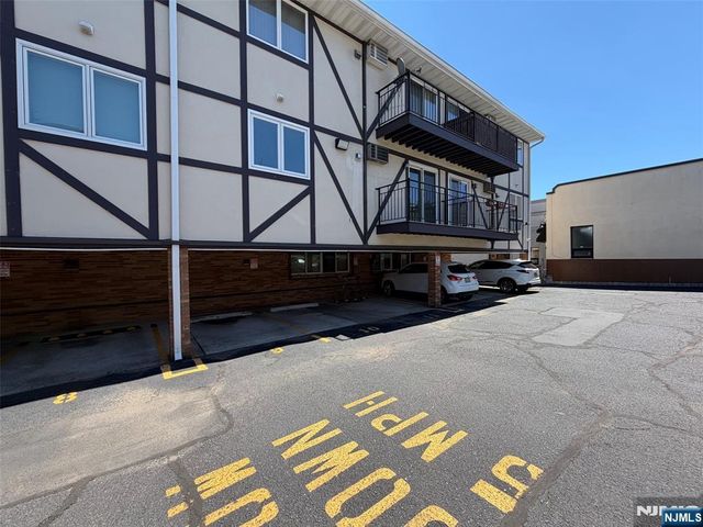 33 Henry Place B4, Hackensack, NJ 07601