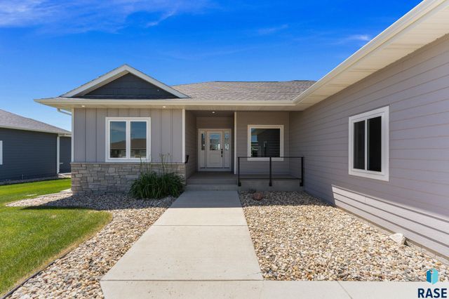 113 Central Park Ct Court, Harrisburg, SD 57032