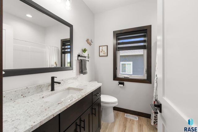 113 Central Park Ct Court, Harrisburg, SD 57032