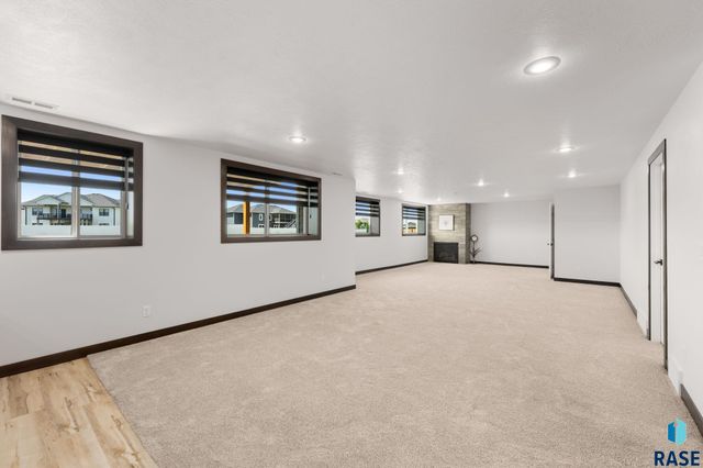 113 Central Park Ct Court, Harrisburg, SD 57032