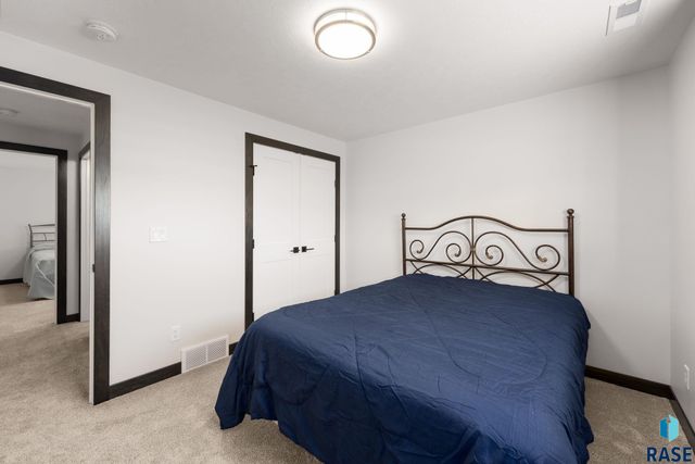 113 Central Park Ct Court, Harrisburg, SD 57032