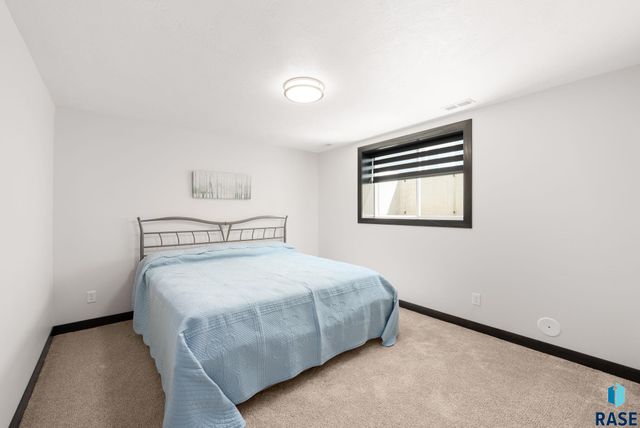 113 Central Park Ct Court, Harrisburg, SD 57032