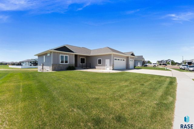 113 Central Park Ct Court, Harrisburg, SD 57032