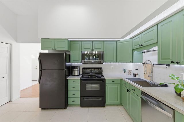 821 PINE STREET, Tarpon Springs, FL 34689