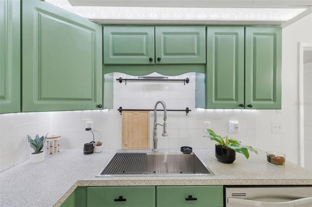 821 PINE STREET, Tarpon Springs, FL 34689