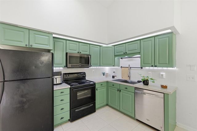 821 PINE STREET, Tarpon Springs, FL 34689