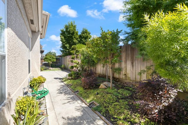 851 E Mill Creek Drive, Fresno, CA 93720