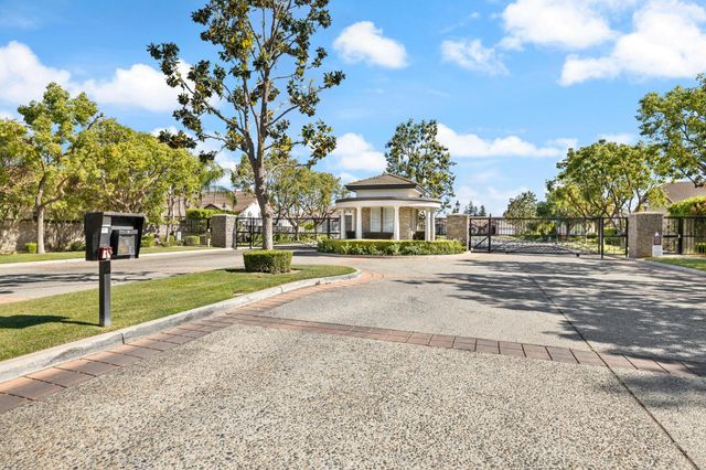 851 E Mill Creek Drive, Fresno, CA 93720