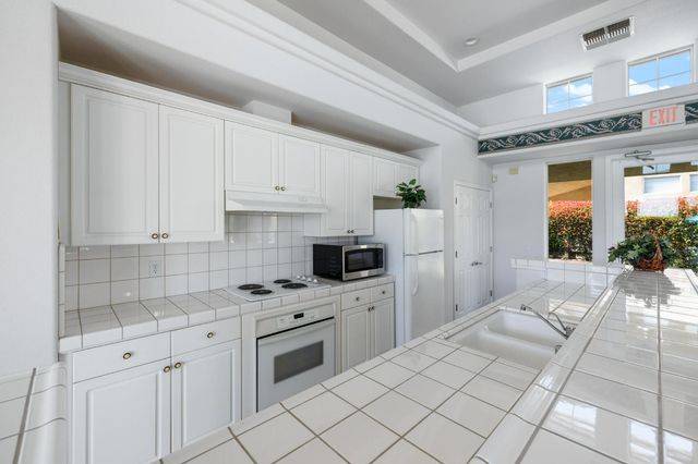 851 E Mill Creek Drive, Fresno, CA 93720