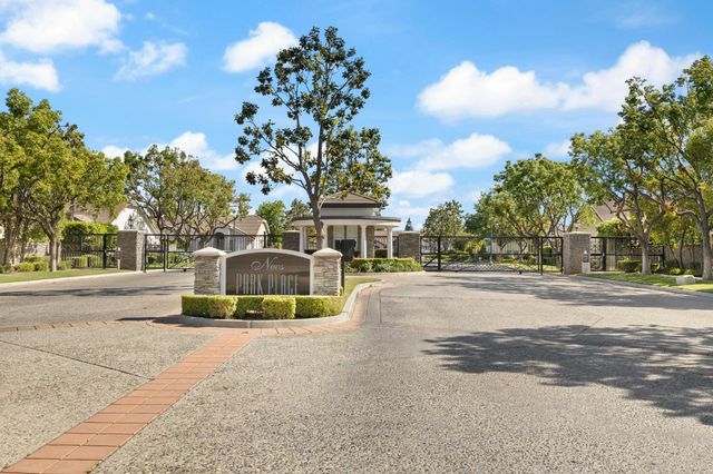 851 E Mill Creek Drive, Fresno, CA 93720
