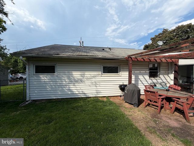 1904 SHIPLEY RD, Wilmington, DE 19803