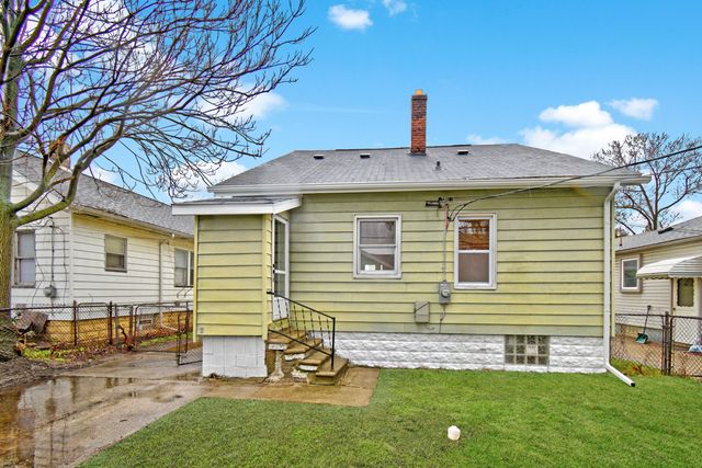 345 E Goulson Avenue, Hazel Park, MI 48030