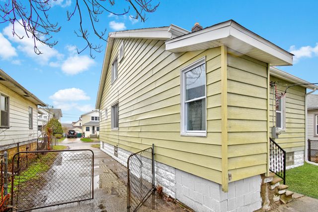 345 E Goulson Avenue, Hazel Park, MI 48030