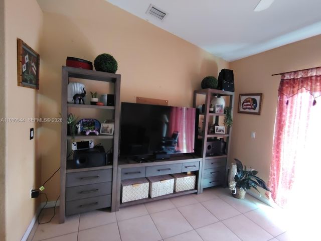 7736 NW 197 LN, Hialeah, FL 33015