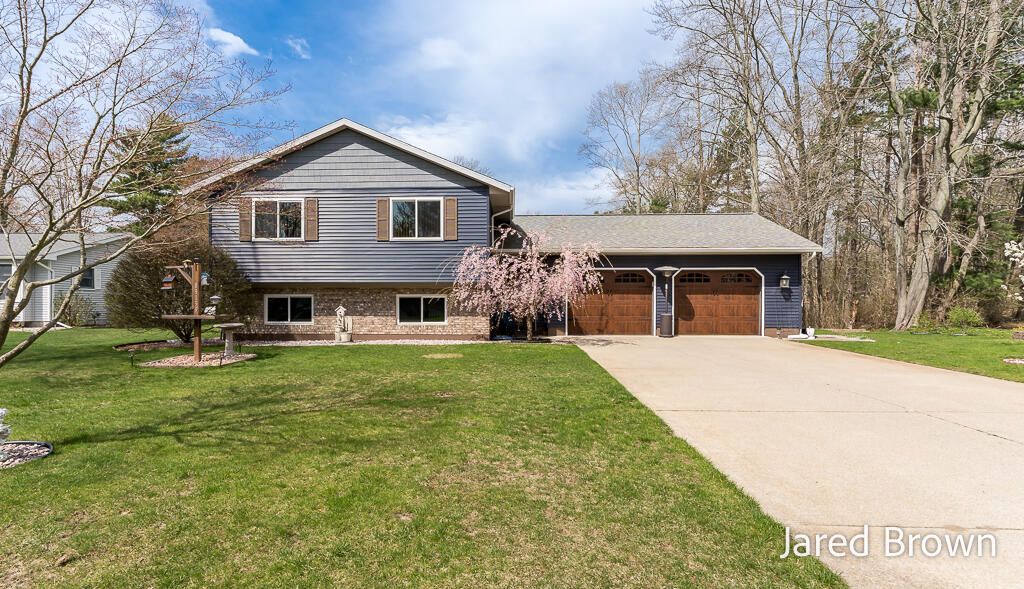 19159 Pine Grove Court, Spring Lake Twp, MI 49456