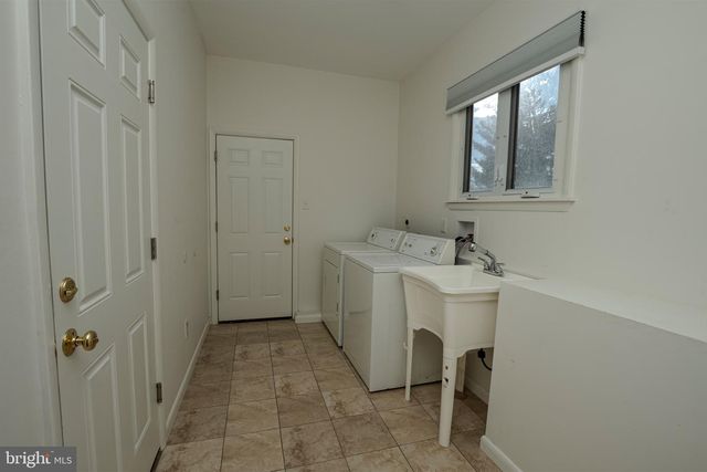 19 WHITEKIRK DR, Wilmington, DE 19808