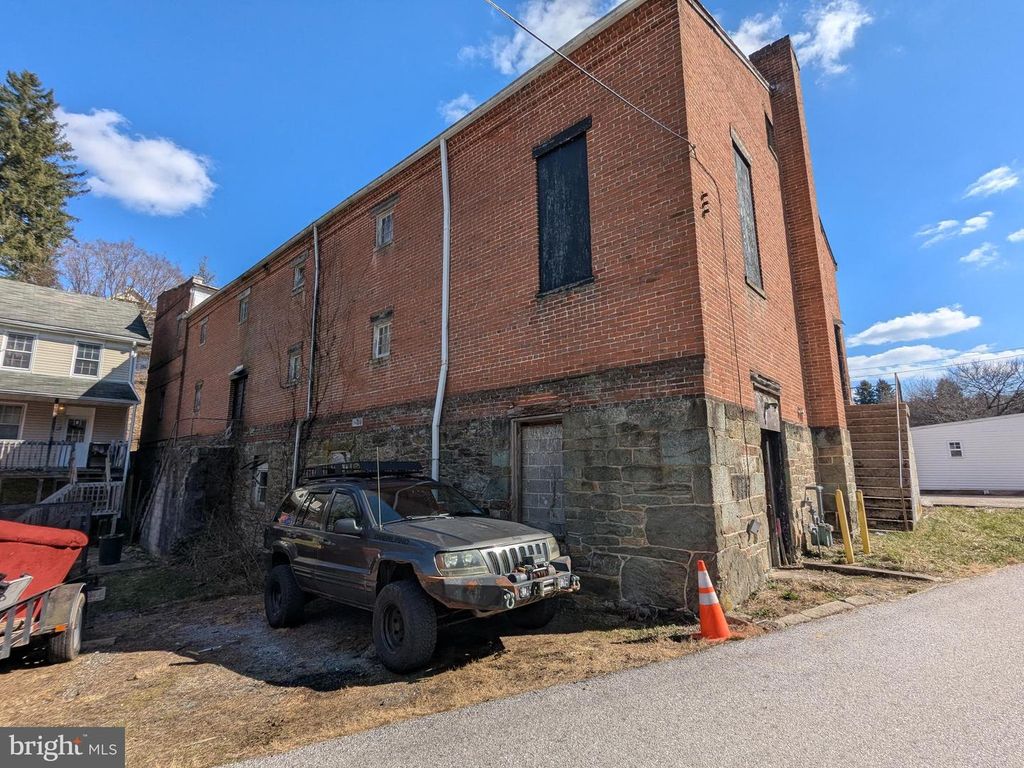 Image 3 of property listing at 37 MANCHESTER ST, Glen Rock, PA 17327
