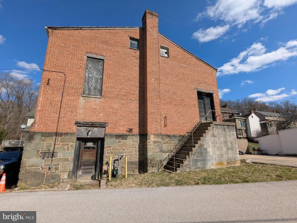 Image 4 of property listing at 37 MANCHESTER ST, Glen Rock, PA 17327