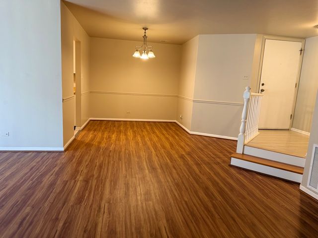 1659 Dover Court A, Wheaton, IL 60189