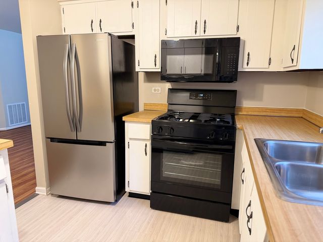 1659 Dover Court A, Wheaton, IL 60189