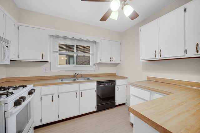1659 Dover Court A, Wheaton, IL 60189