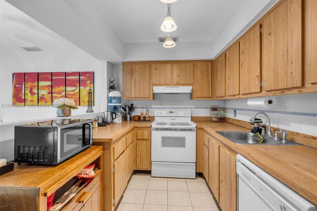 1551 NW 98th Way, Pembroke Pines, FL 33024