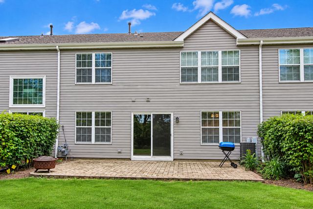 700 Savannah Lane, Crystal Lake, IL 60014