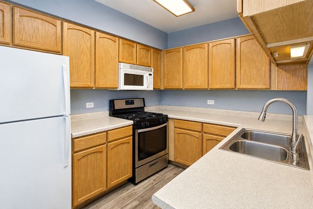 700 Savannah Lane, Crystal Lake, IL 60014