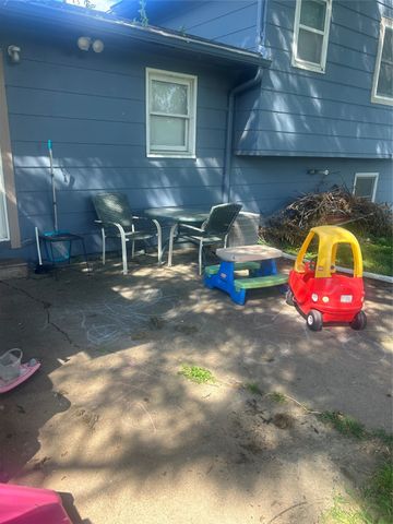 1111 N 10th Avenue E, Newton, IA 50208