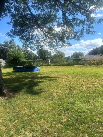 1111 N 10th Avenue E, Newton, IA 50208