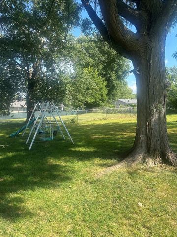 1111 N 10th Avenue E, Newton, IA 50208