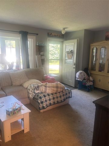 1111 N 10th Avenue E, Newton, IA 50208