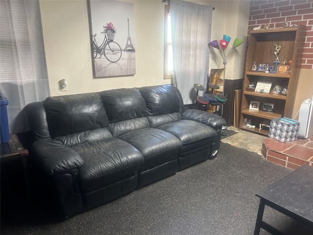 1111 N 10th Avenue E, Newton, IA 50208