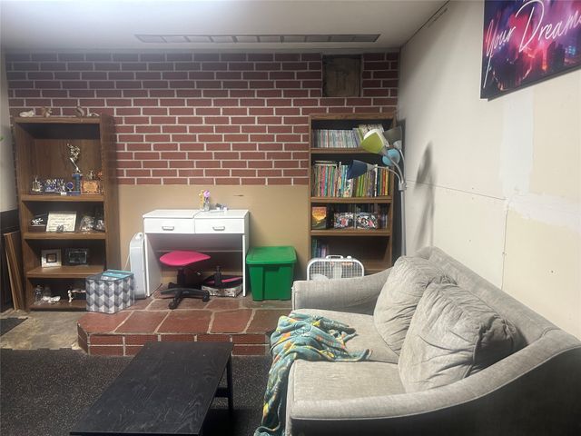 1111 N 10th Avenue E, Newton, IA 50208