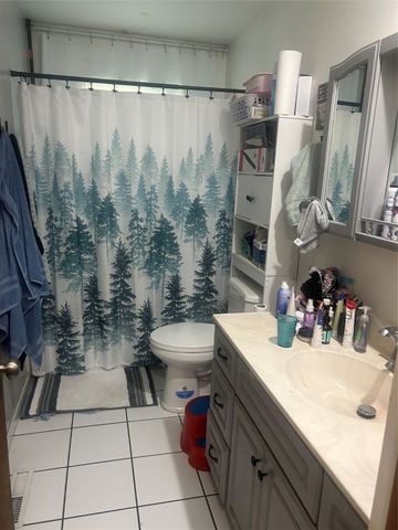 1111 N 10th Avenue E, Newton, IA 50208