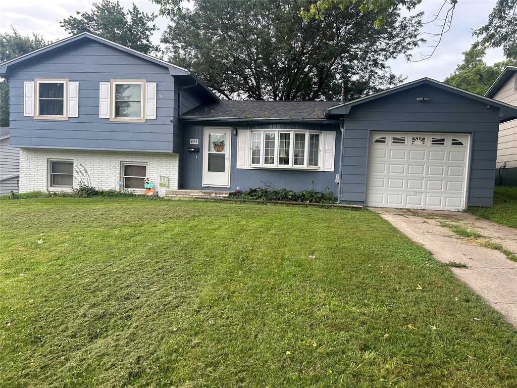 1111 N 10th Avenue E, Newton, IA 50208