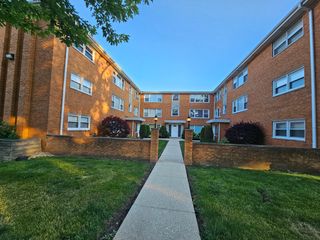 6925 W 64th Place 2f, Chicago, IL 60638