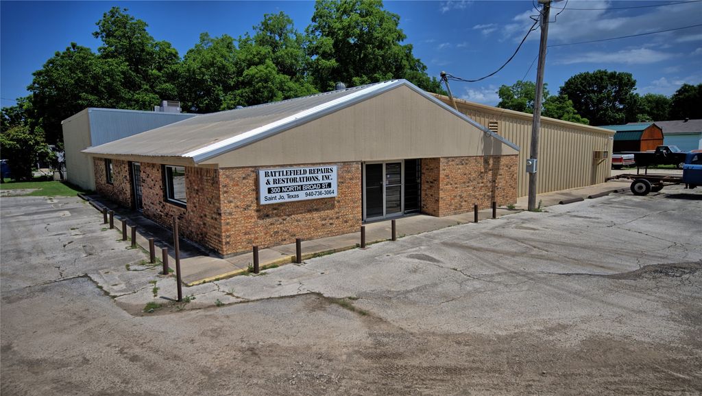 300 N Broad Street, Saint Jo, TX 76265