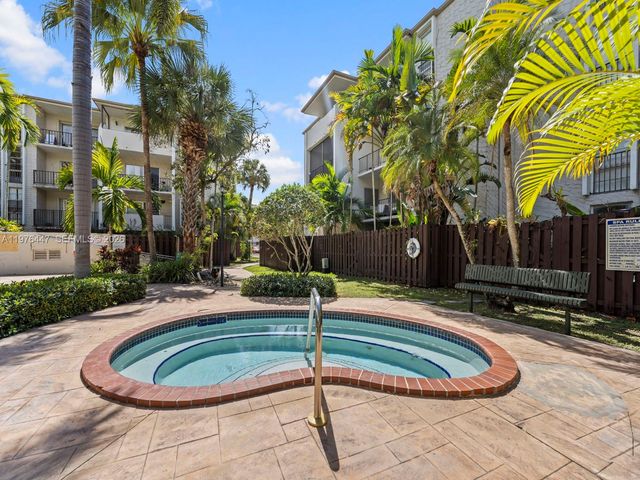 6900 N Kendall Dr A203, Pinecrest, FL 33156