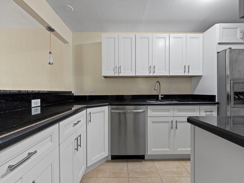 6900 N Kendall Dr A203, Pinecrest, FL 33156