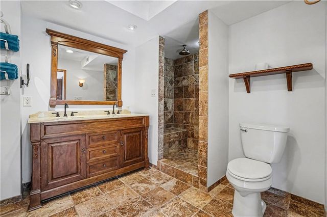 13319 Darlin Drive, Smithville, MO 64089