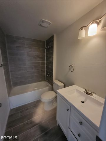 1714 NE 10th LN, Cape Coral, FL 33909