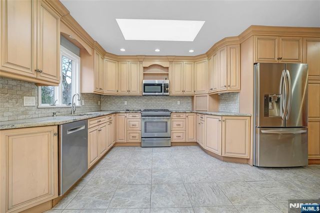 31 Collins Avenue, Closter, NJ 07624