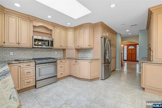 31 Collins Avenue, Closter, NJ 07624
