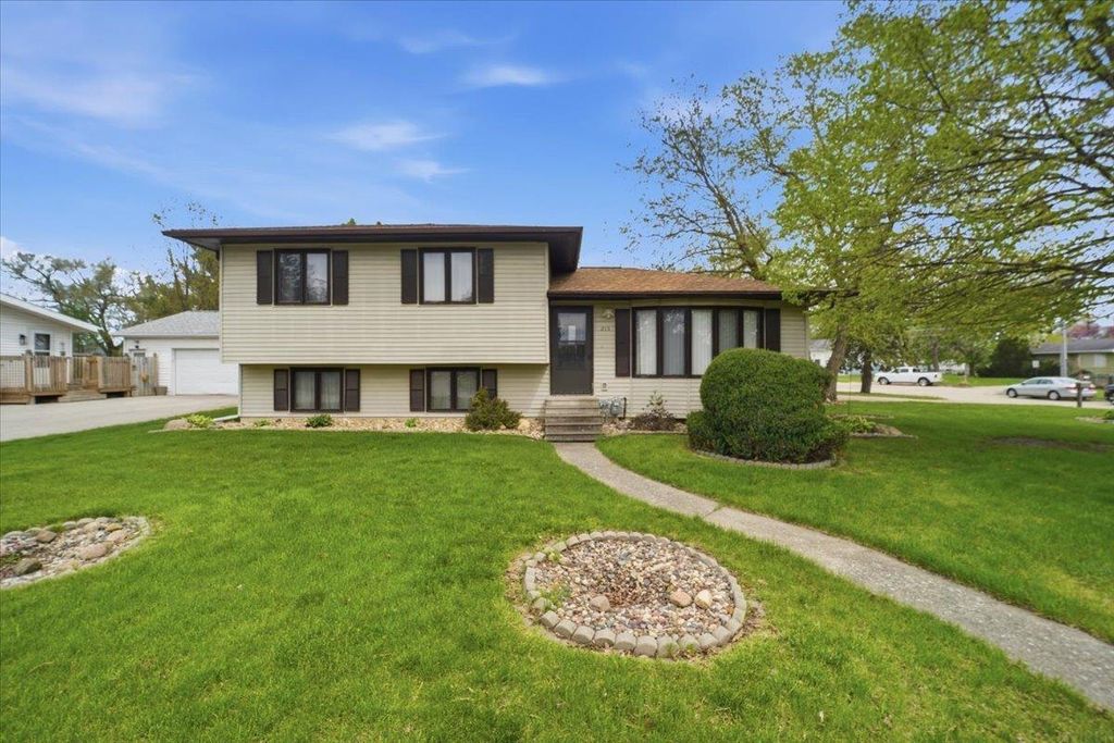 215 River Forest Road, Evansdale, IA 50707