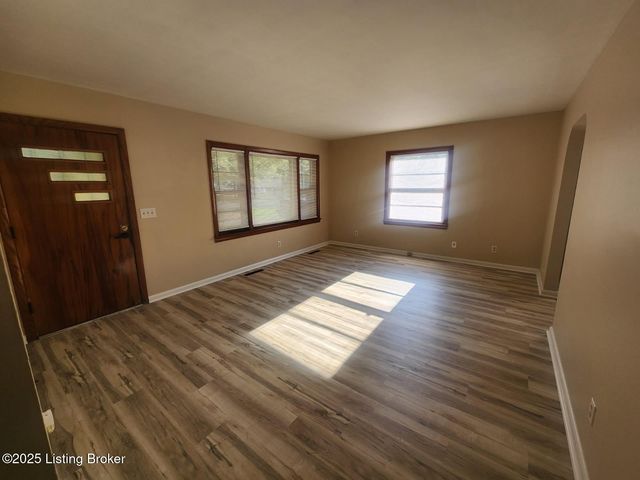 5534 Cartledge Ct, Louisville, KY 40214