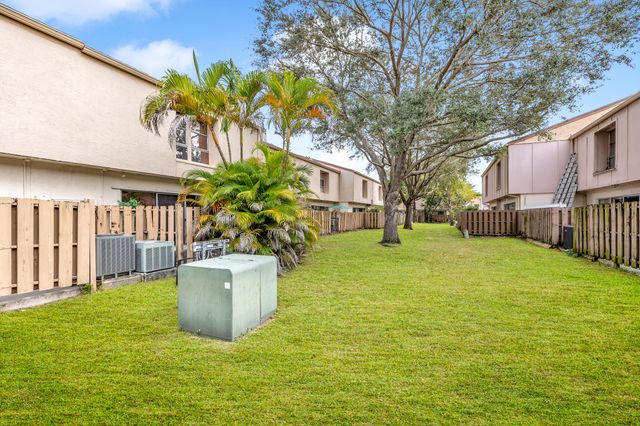 881 NW 81 Way 3, Plantation, FL 33324