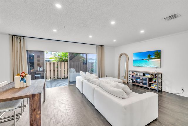 881 NW 81 Way 3, Plantation, FL 33324