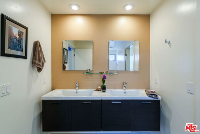 5016 Bakman Avenue 401, North Hollywood, CA 91601