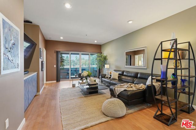 5016 Bakman Avenue 401, North Hollywood, CA 91601